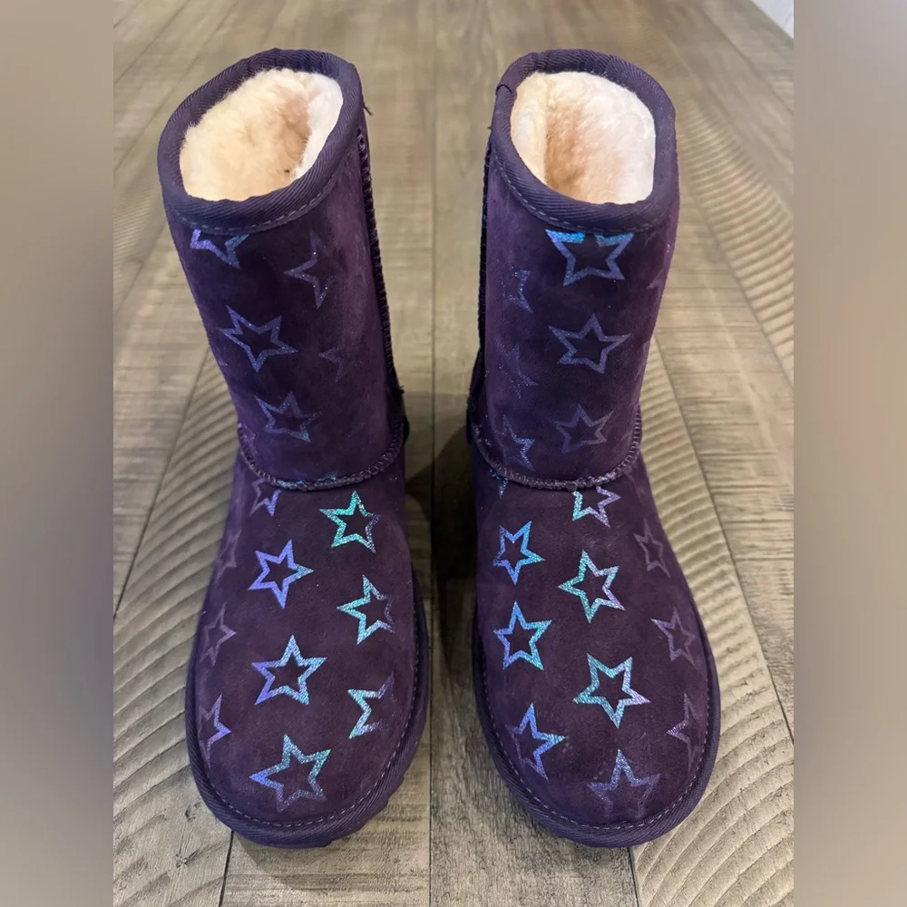 UGG Classic ll Iridescent Stars Boot - Starry Boots Youth/Big Kid Size 6 (NWOT)